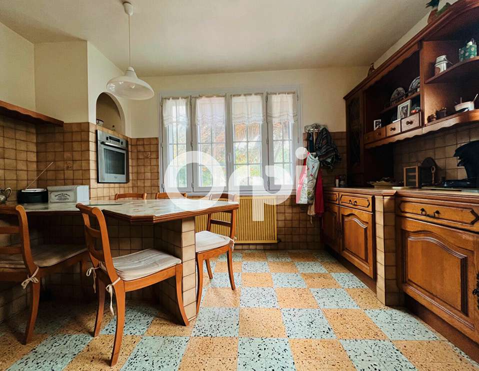 Set in beautiful lush gardens is this charming 3 bedroom single storey hous