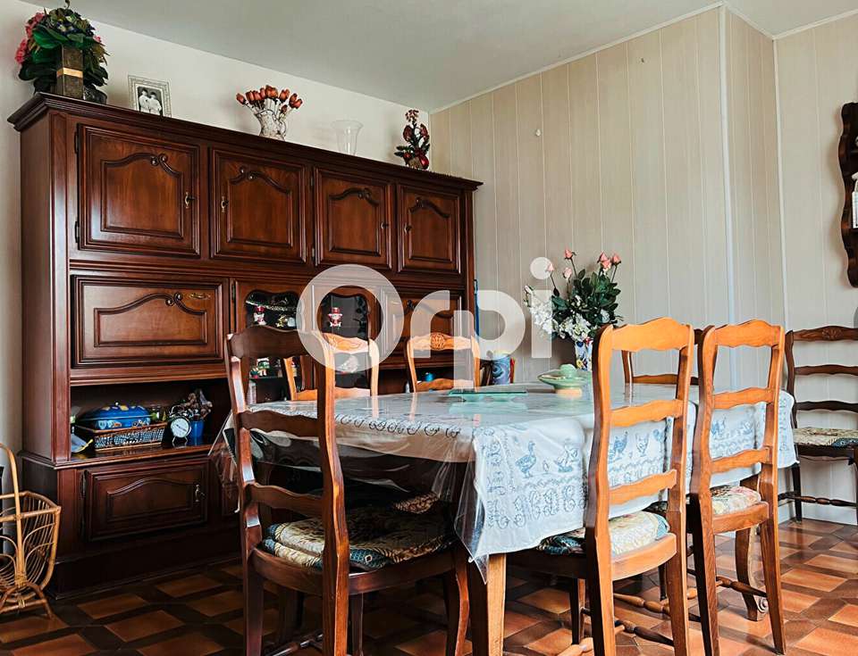 Set in beautiful lush gardens is this charming 3 bedroom single storey hous