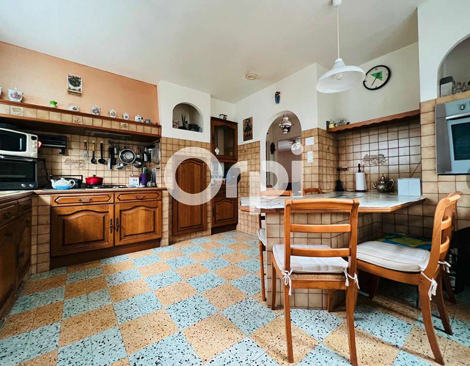 Set in beautiful lush gardens is this charming 3 bedroom single storey hous