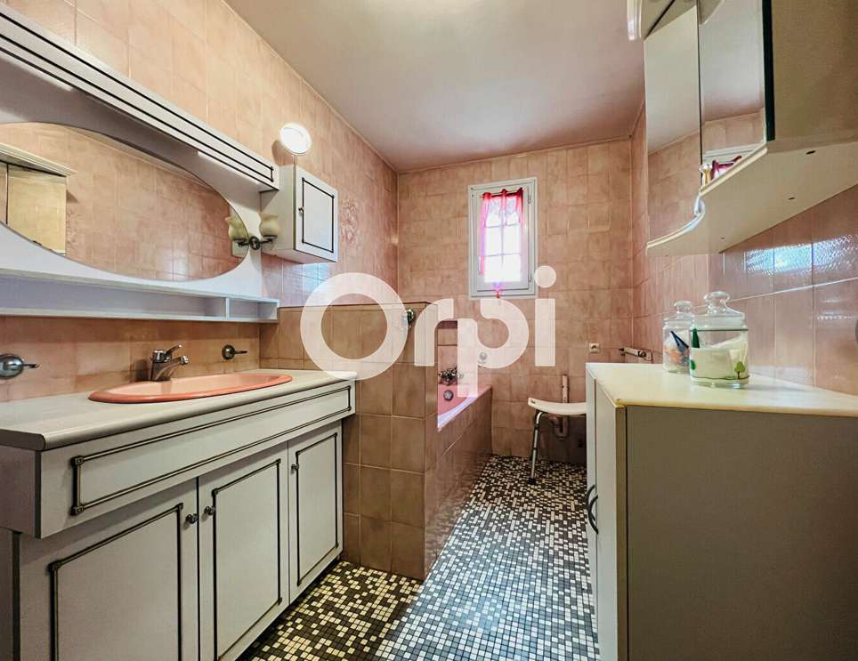 Set in beautiful lush gardens is this charming 3 bedroom single storey hous