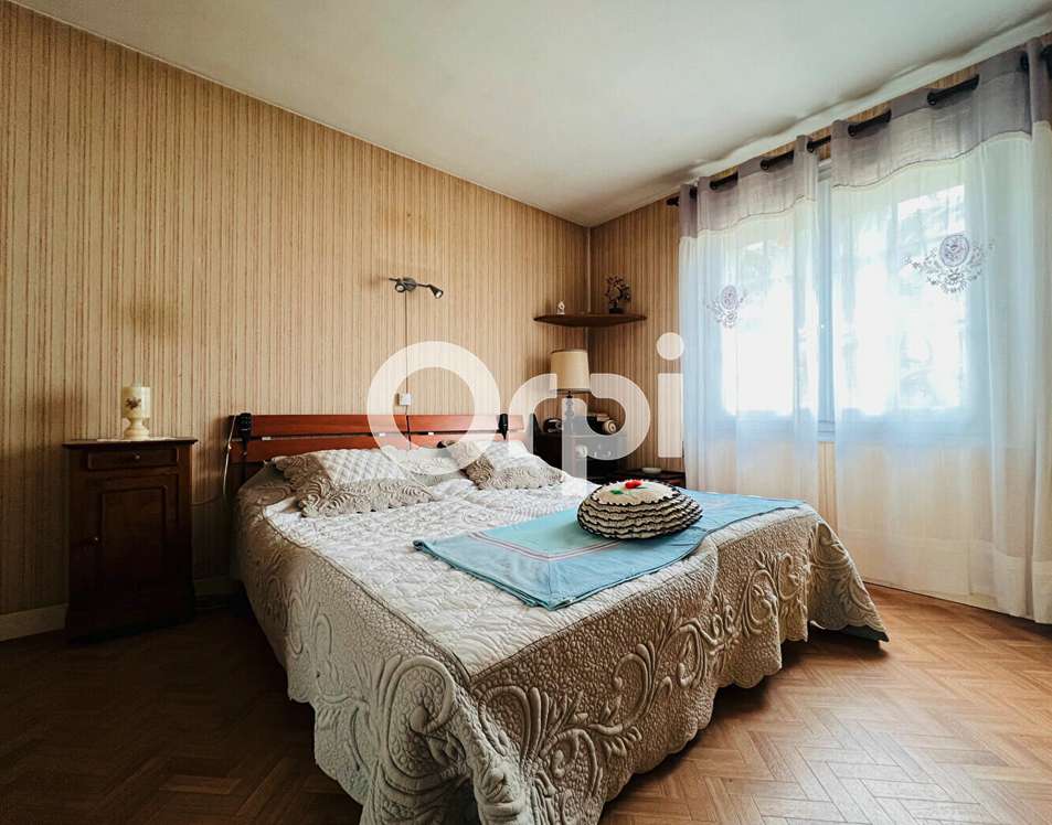 Set in beautiful lush gardens is this charming 3 bedroom single storey hous