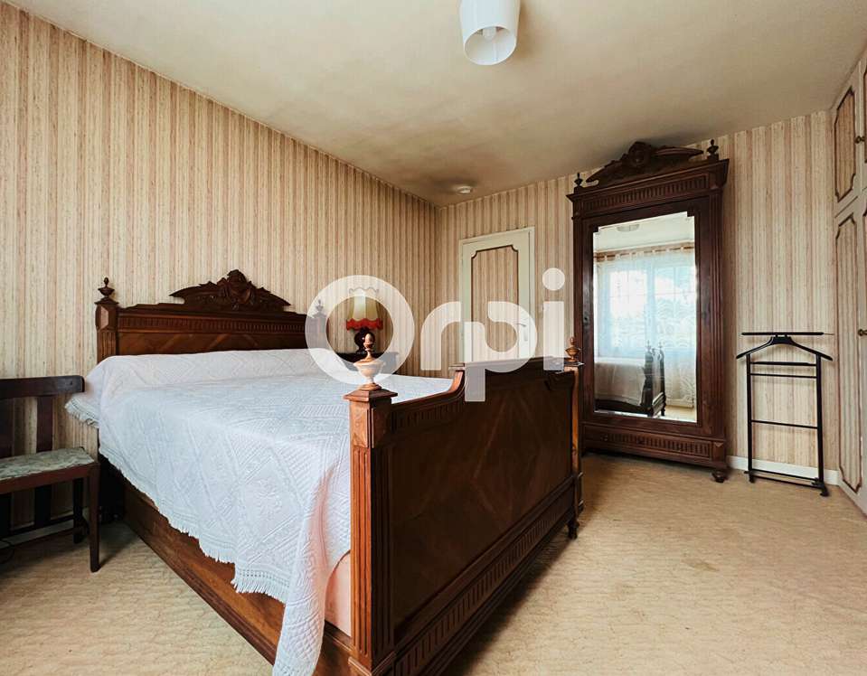 Set in beautiful lush gardens is this charming 3 bedroom single storey hous