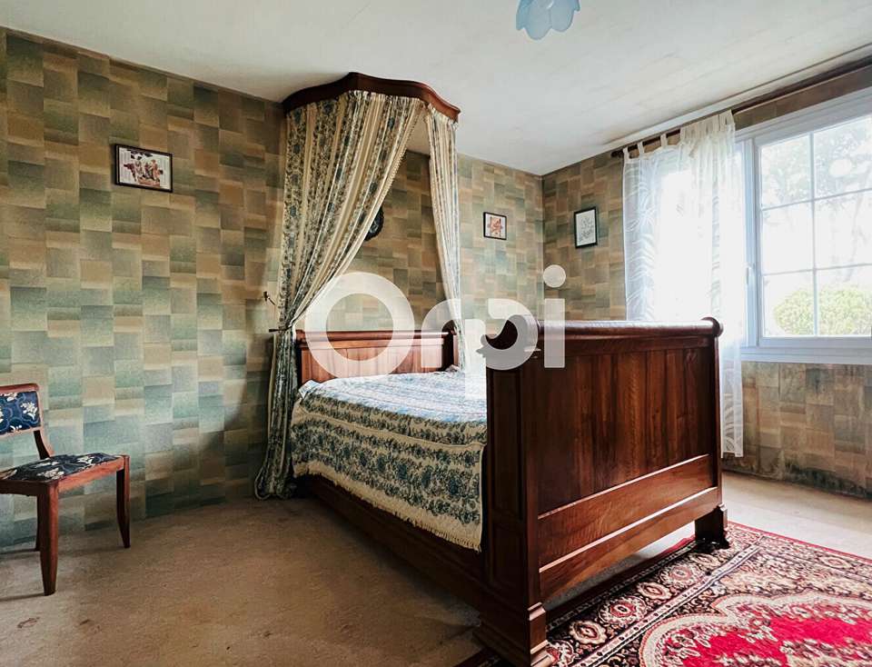 Set in beautiful lush gardens is this charming 3 bedroom single storey hous