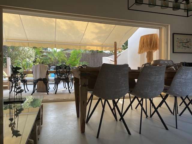 Grand and spacious recently built 5 bedroom villa, situated within a quiet