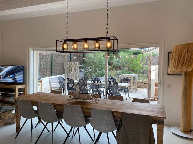 Grand and spacious recently built 5 bedroom villa, situated within a quiet