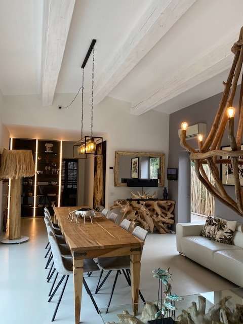 Grand and spacious recently built 5 bedroom villa, situated within a quiet