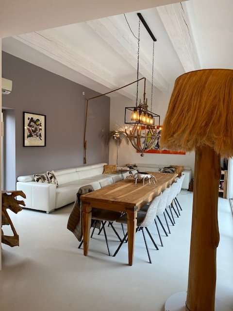 Grand and spacious recently built 5 bedroom villa, situated within a quiet