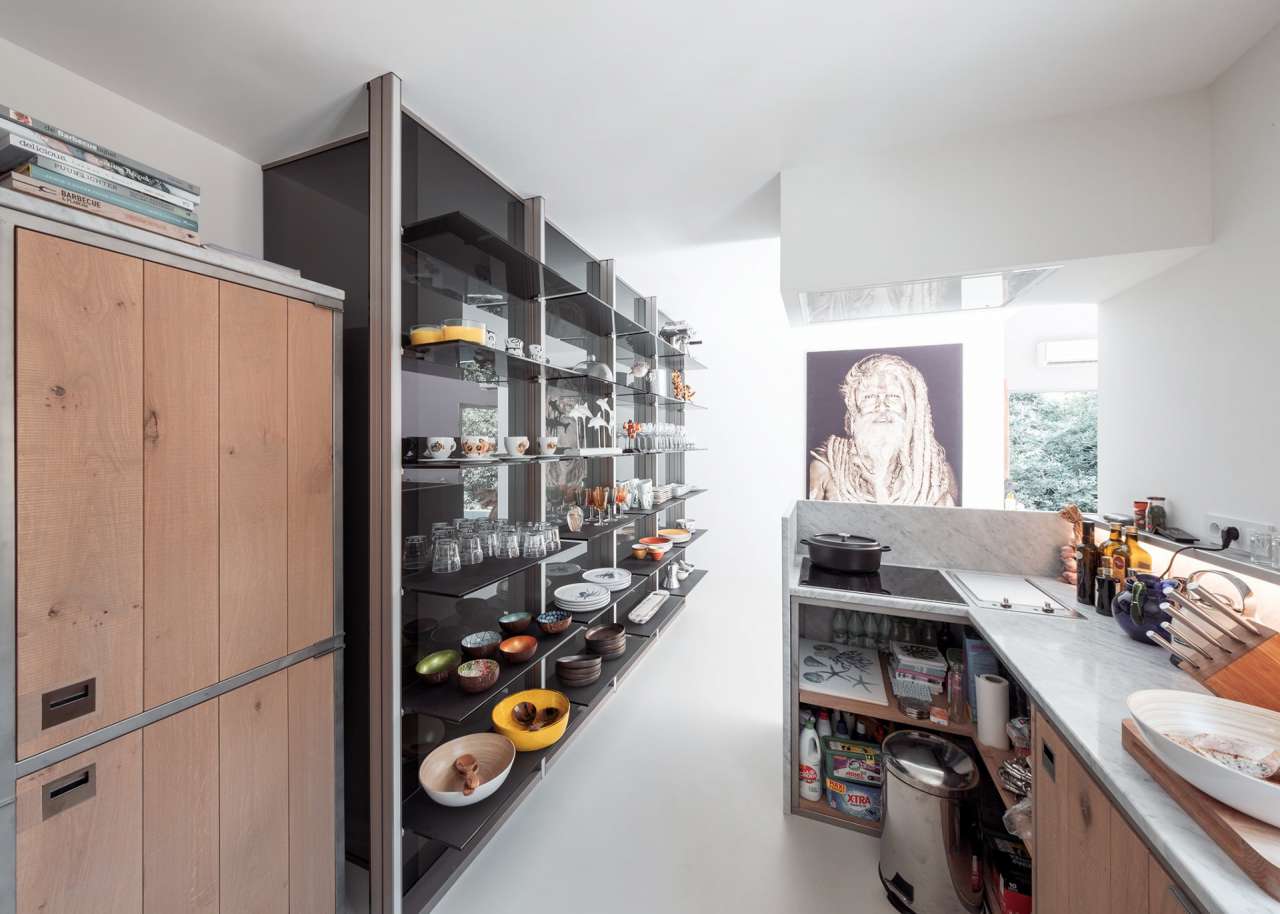 Grand and spacious recently built 5 bedroom villa, situated within a quiet