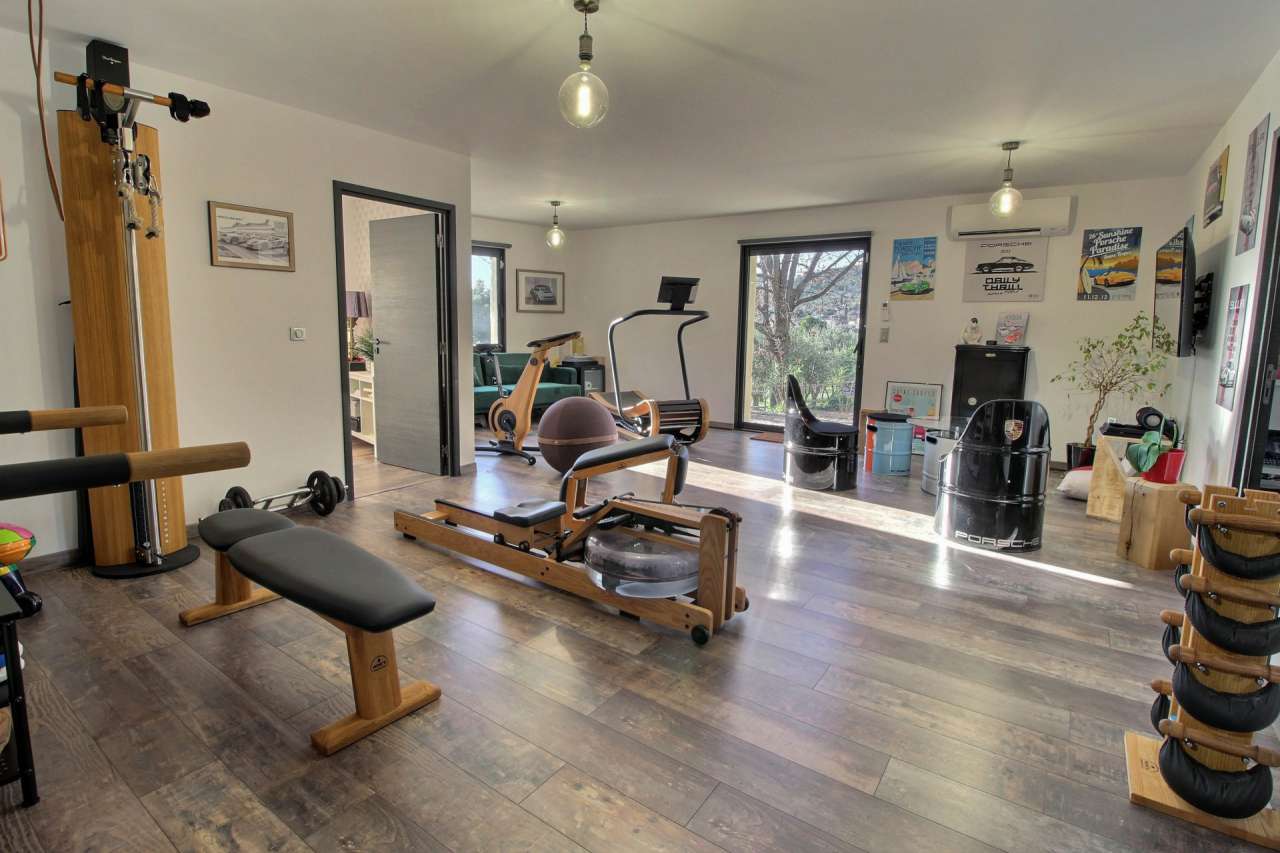 Modern and spacious 5 bedroom stone built villa, which is ideally situated