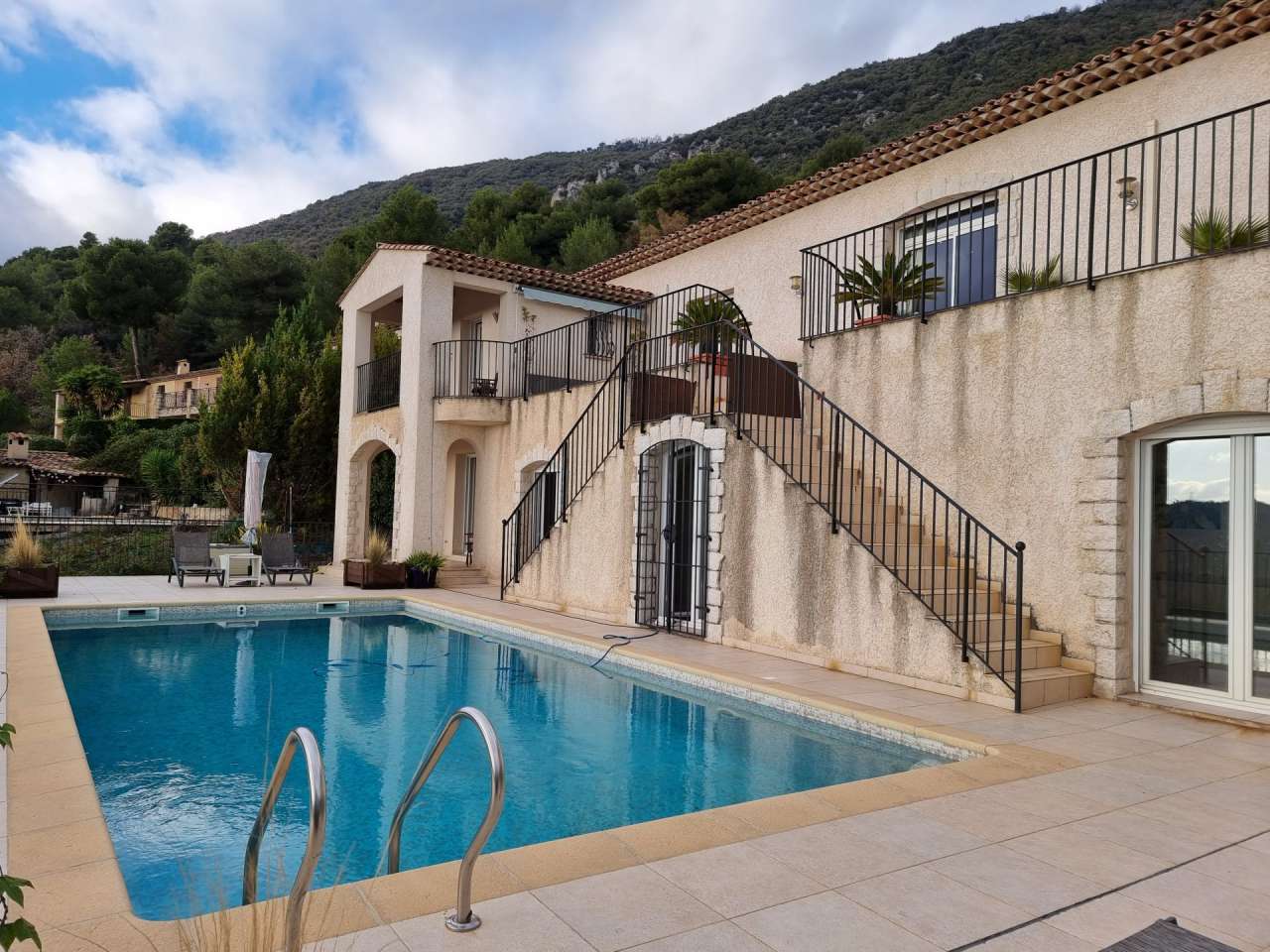 Inviting and well maintained 4 bedroom house, set in a quiet within a large