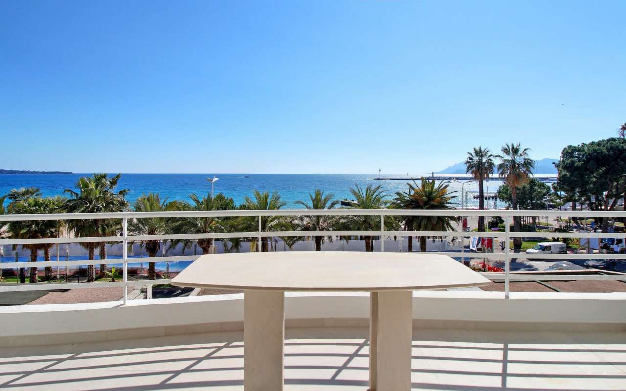 With lovely sea views, this bright and modern 2 bedroom apartment is ideall