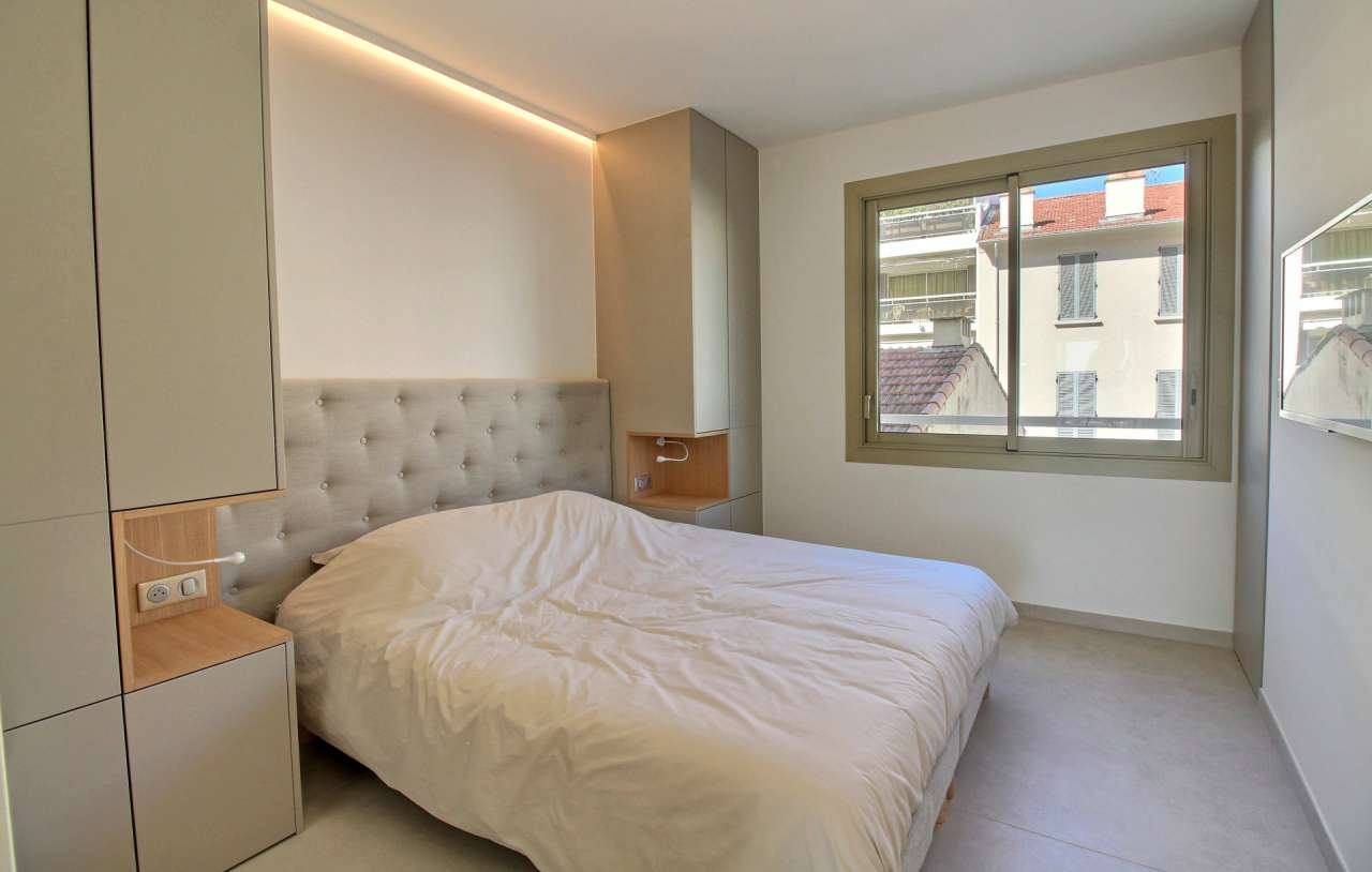 With lovely sea views, this bright and modern 2 bedroom apartment is ideall