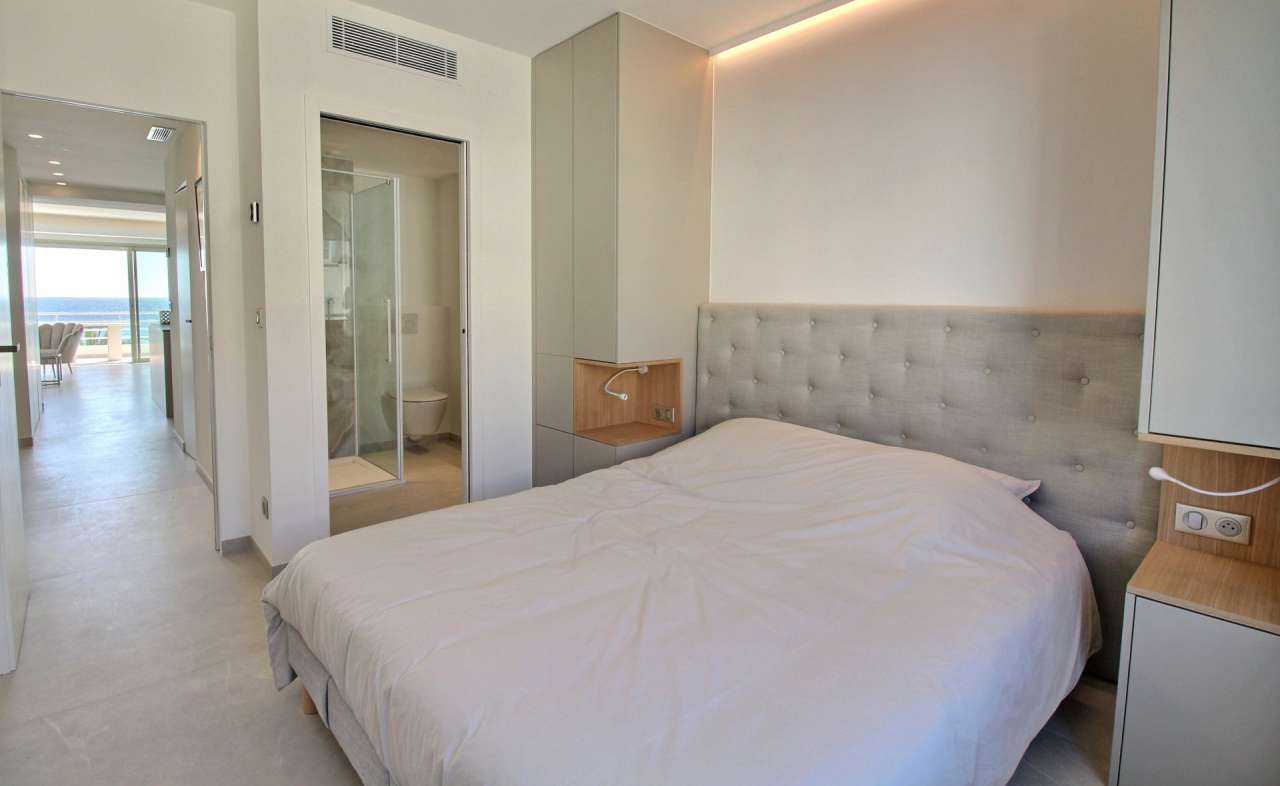 With lovely sea views, this bright and modern 2 bedroom apartment is ideall