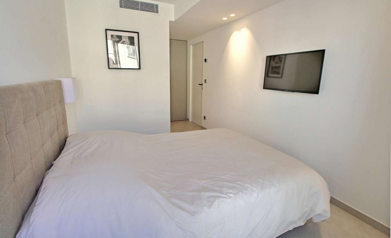 With lovely sea views, this bright and modern 2 bedroom apartment is ideall