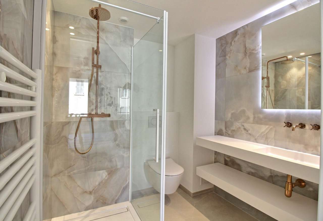 With lovely sea views, this bright and modern 2 bedroom apartment is ideall