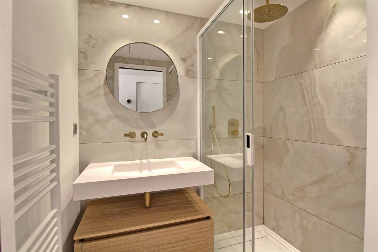 With lovely sea views, this bright and modern 2 bedroom apartment is ideall