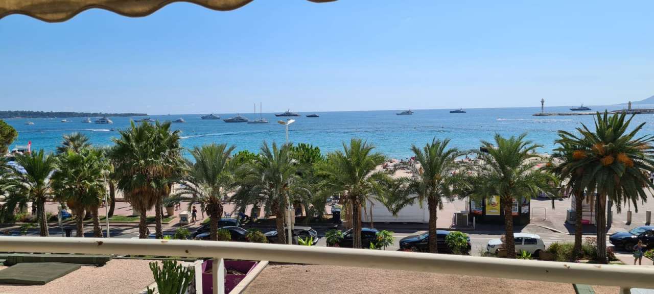 Refurbished 2 bedroom Apartment for sale with sea view in La Croisette