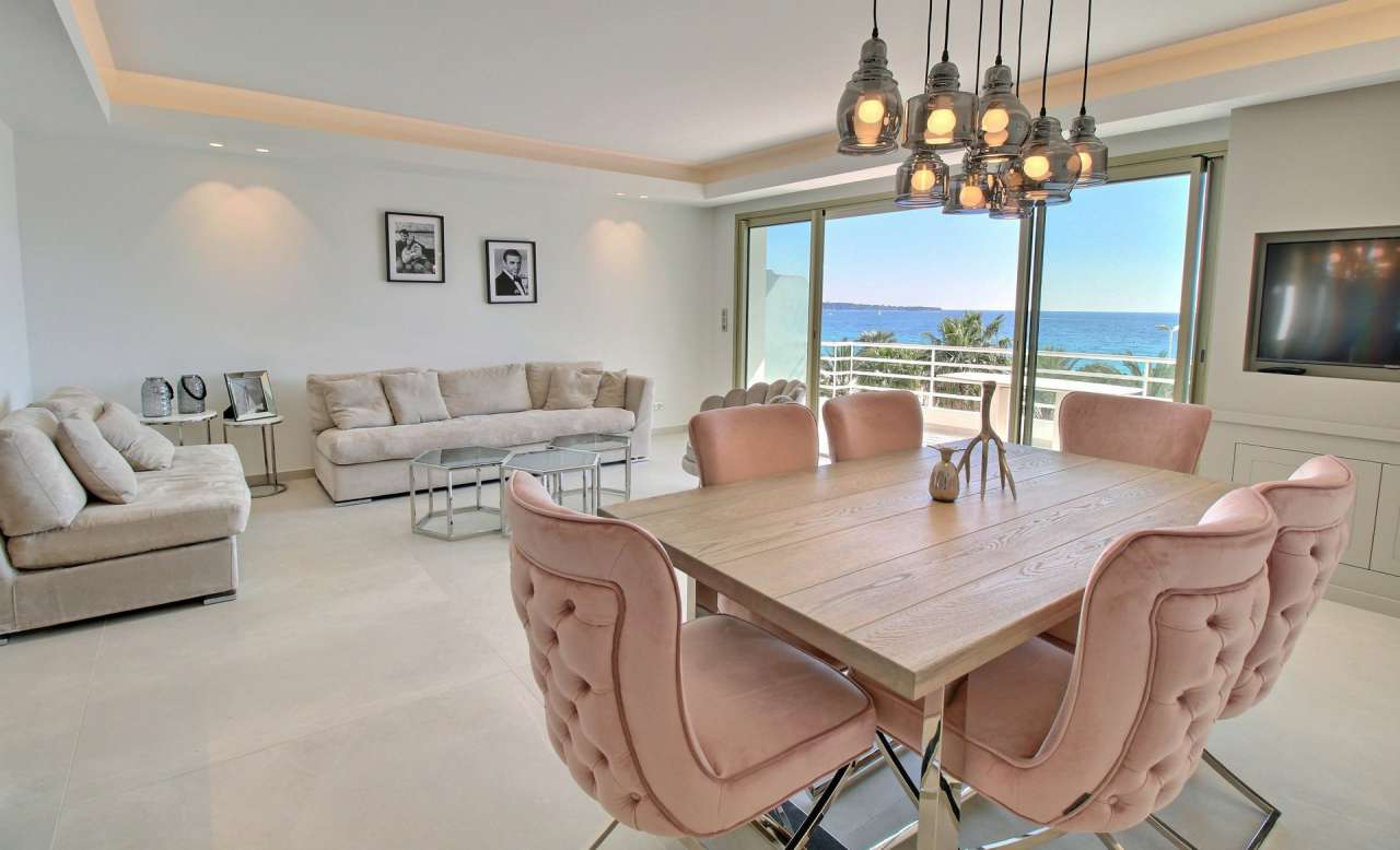 With lovely sea views, this bright and modern 2 bedroom apartment is ideall