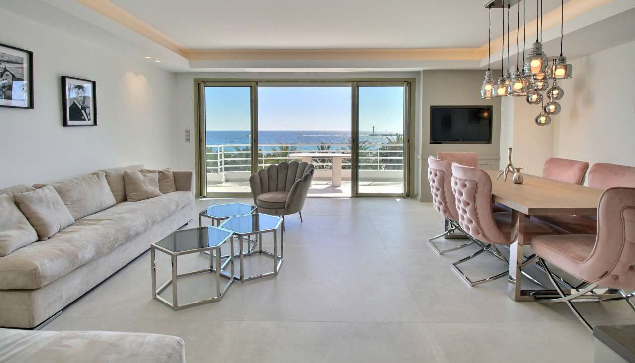 With lovely sea views, this bright and modern 2 bedroom apartment is ideall