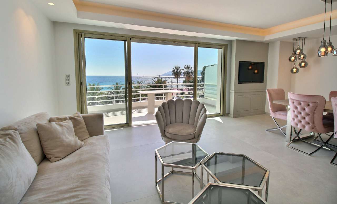 With lovely sea views, this bright and modern 2 bedroom apartment is ideall