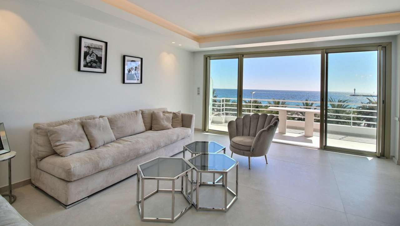 With lovely sea views, this bright and modern 2 bedroom apartment is ideall