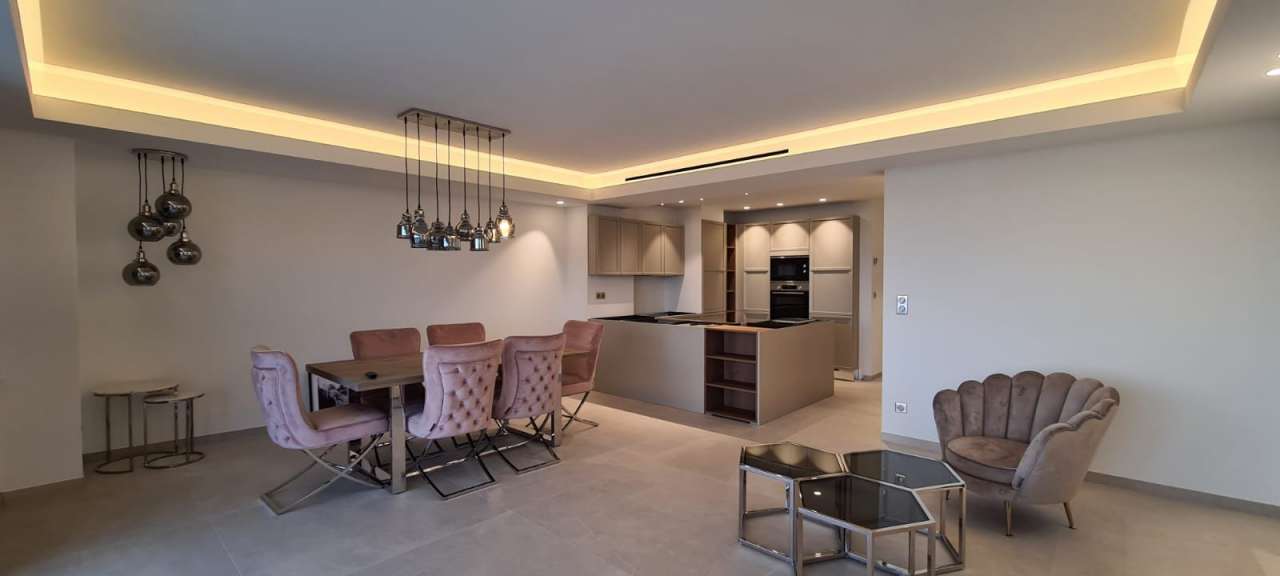 With lovely sea views, this bright and modern 2 bedroom apartment is ideall