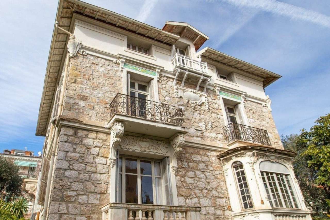 Spacious Belle Epoque villa with excellent development potential in a peace