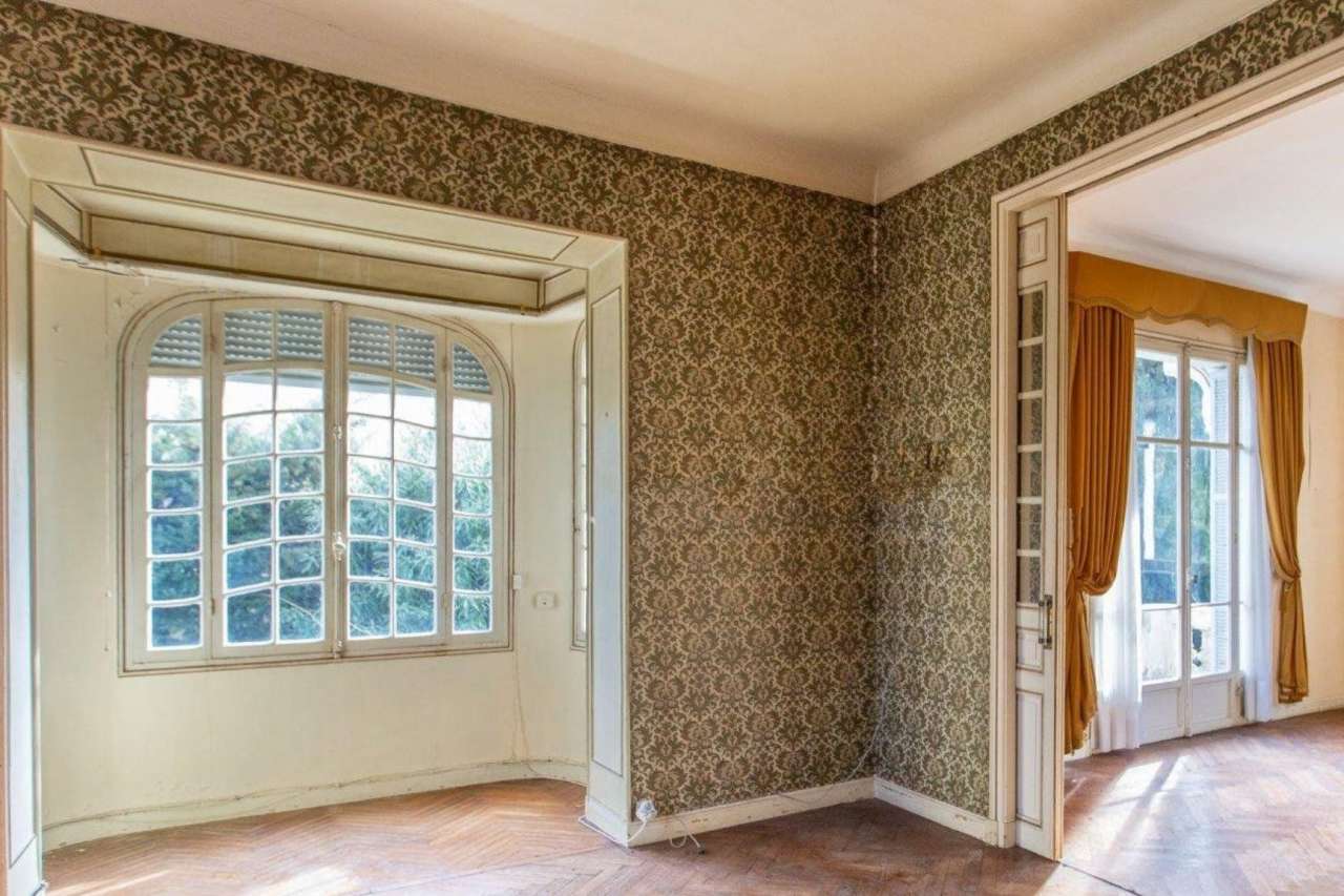 Spacious Belle Epoque villa with excellent development potential in a peace