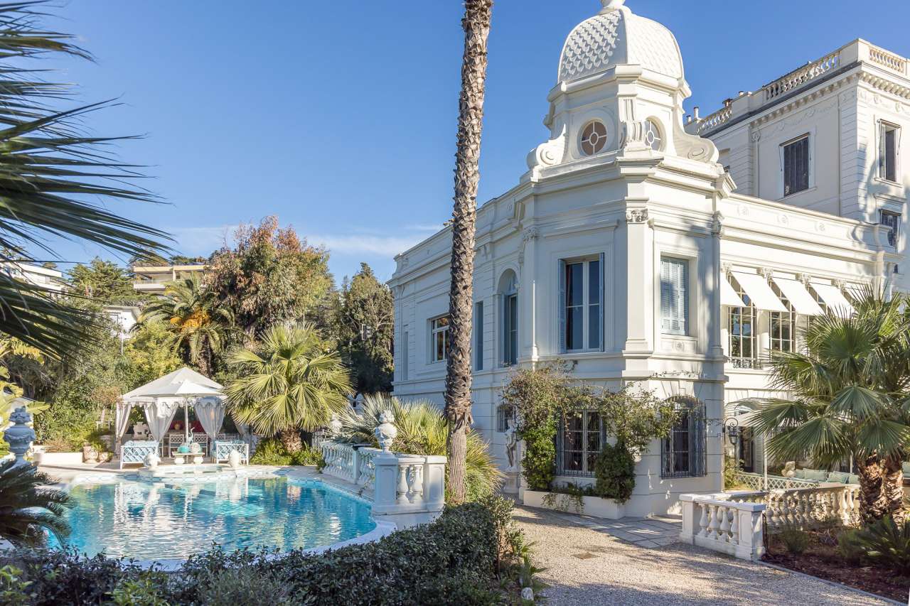 Sumptuous, opulent and unique 5 bedroom mansion, which is ideally situated