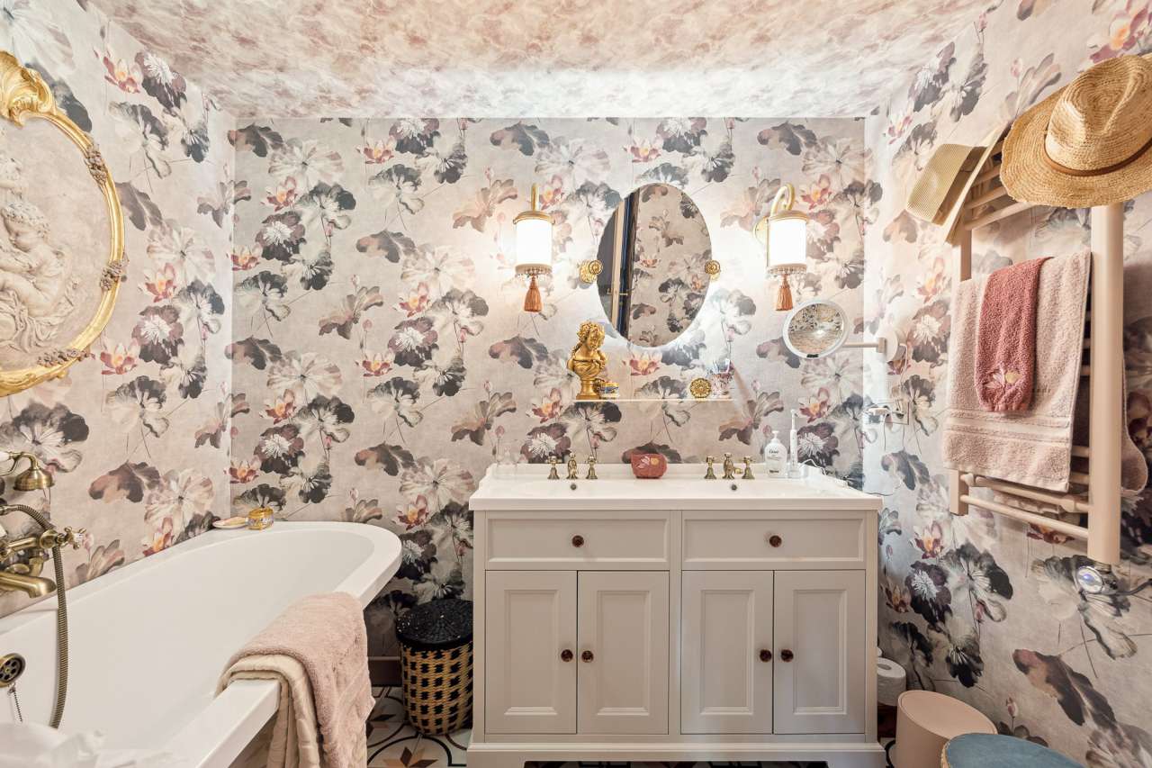 Sumptuous, opulent and unique 5 bedroom mansion, which is ideally situated