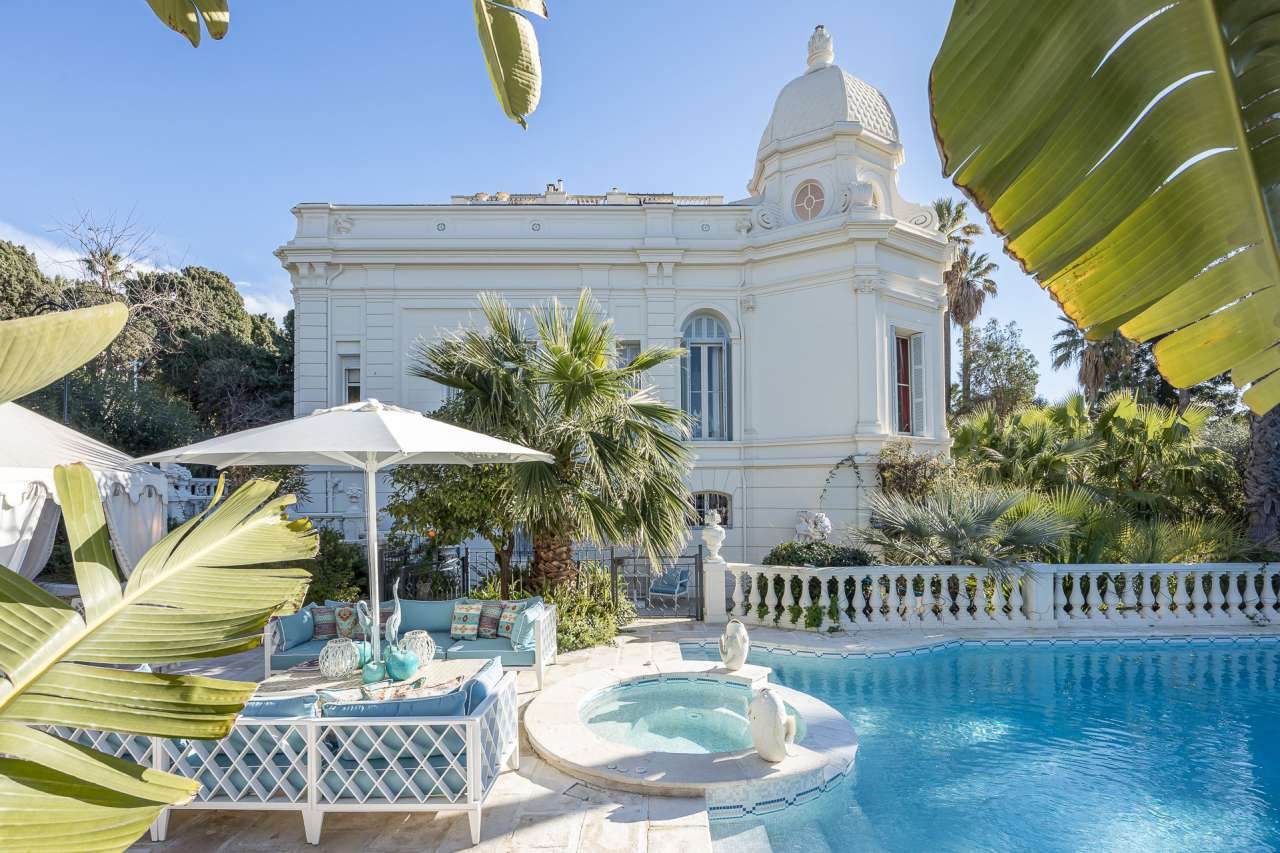 Sumptuous, opulent and unique 5 bedroom mansion, which is ideally situated