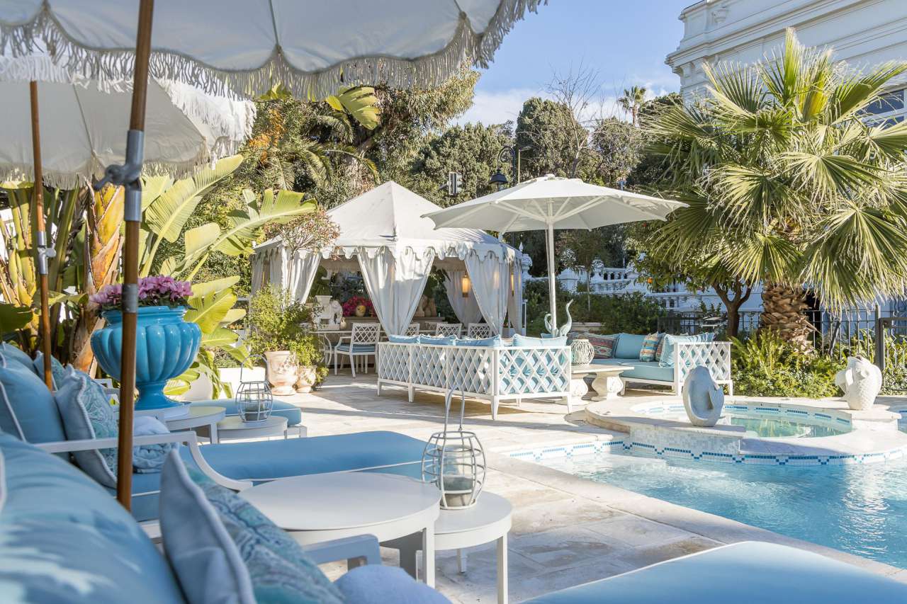 Sumptuous, opulent and unique 5 bedroom mansion, which is ideally situated