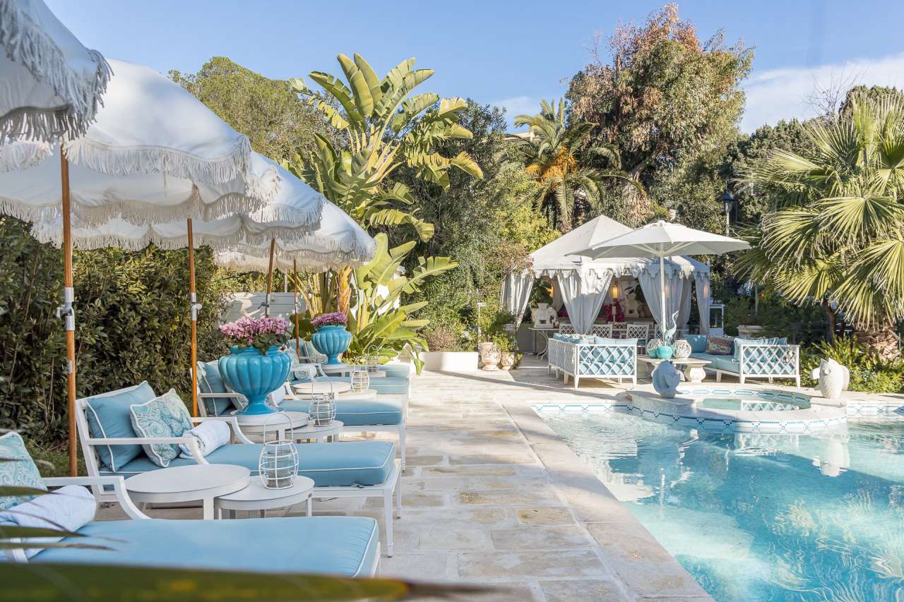 Sumptuous, opulent and unique 5 bedroom mansion, which is ideally situated