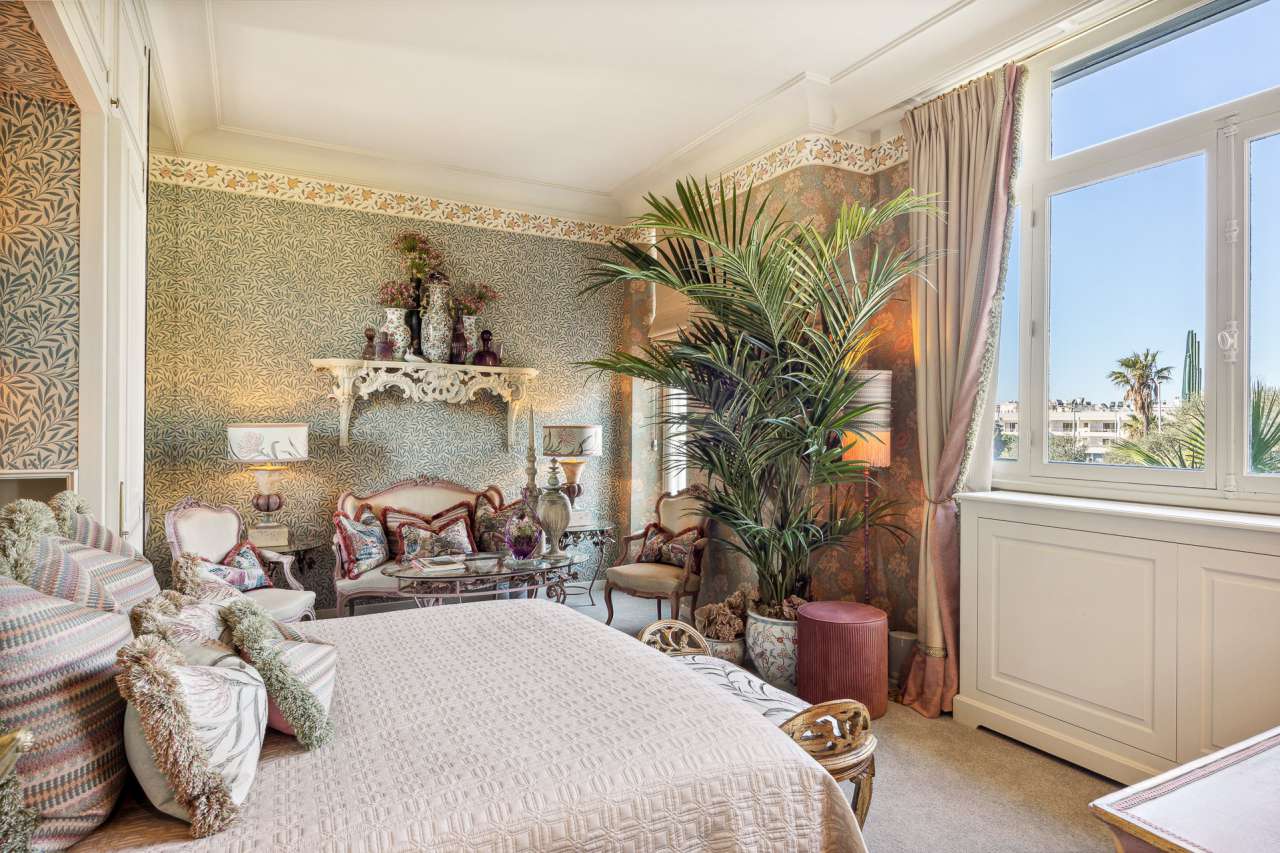 Sumptuous, opulent and unique 5 bedroom mansion, which is ideally situated