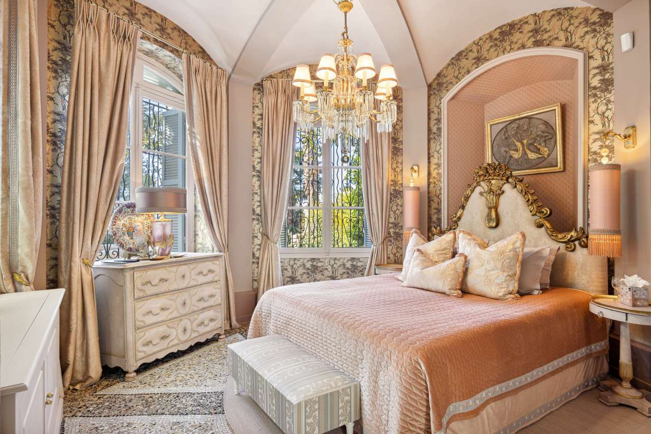 Sumptuous, opulent and unique 5 bedroom mansion, which is ideally situated