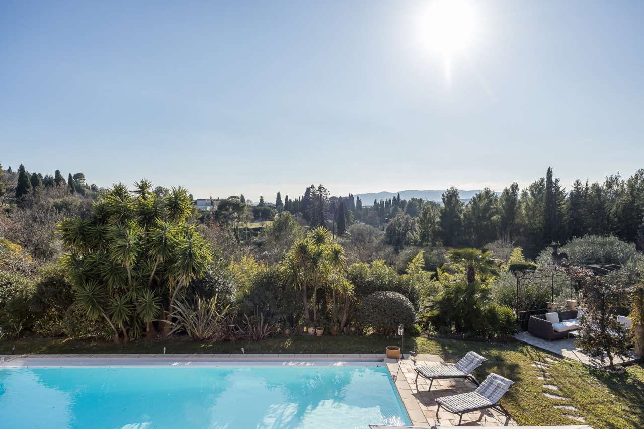 With a bright and spacious living area of around 195m2 and set within a mat