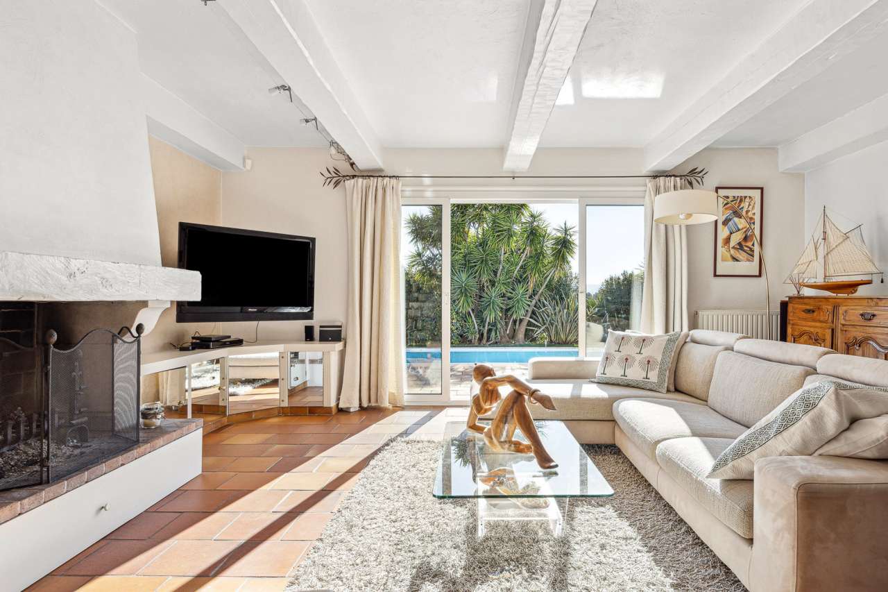 With a bright and spacious living area of around 195m2 and set within a mat