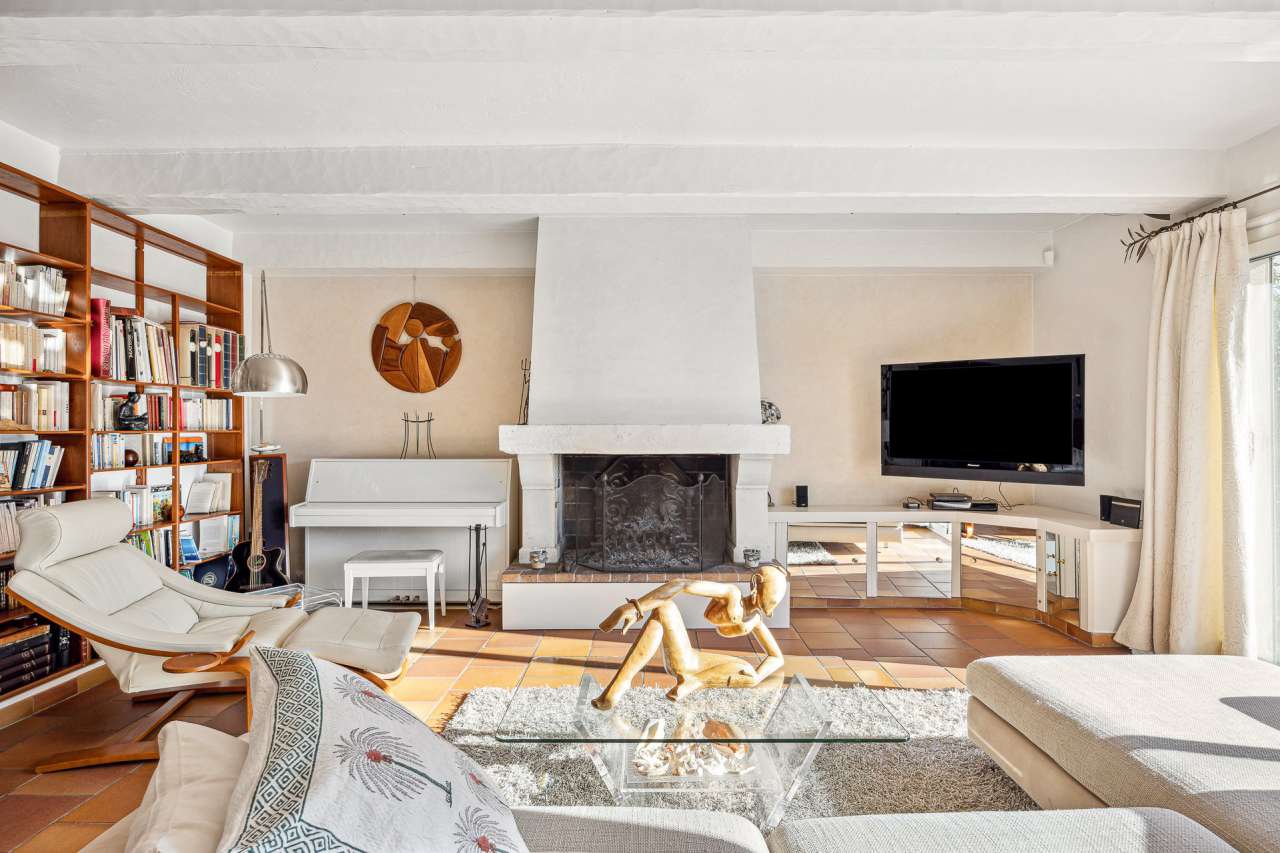 With a bright and spacious living area of around 195m2 and set within a mat