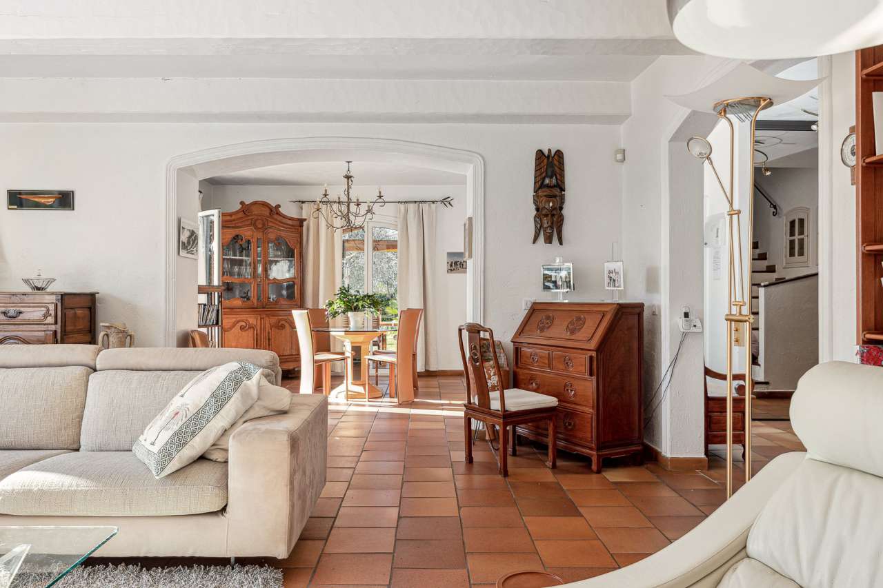 With a bright and spacious living area of around 195m2 and set within a mat