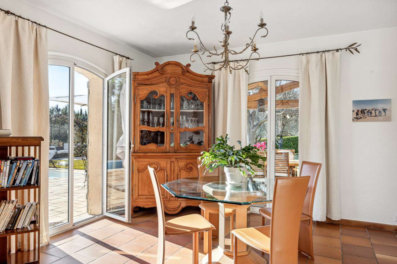 With a bright and spacious living area of around 195m2 and set within a mat