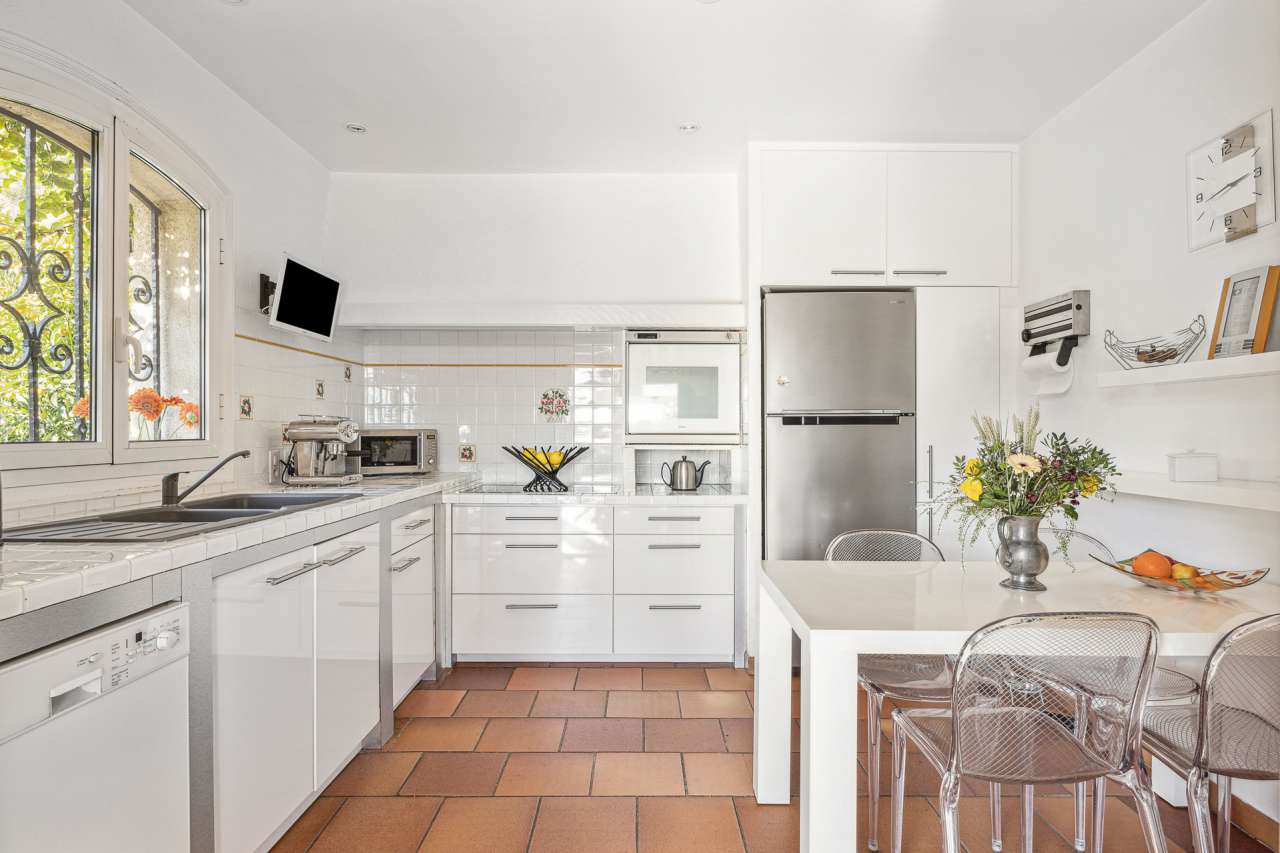 With a bright and spacious living area of around 195m2 and set within a mat