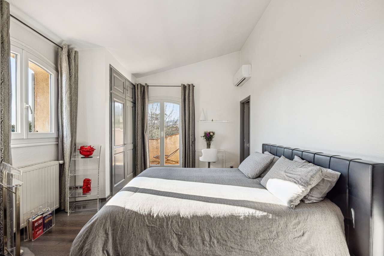 With a bright and spacious living area of around 195m2 and set within a mat