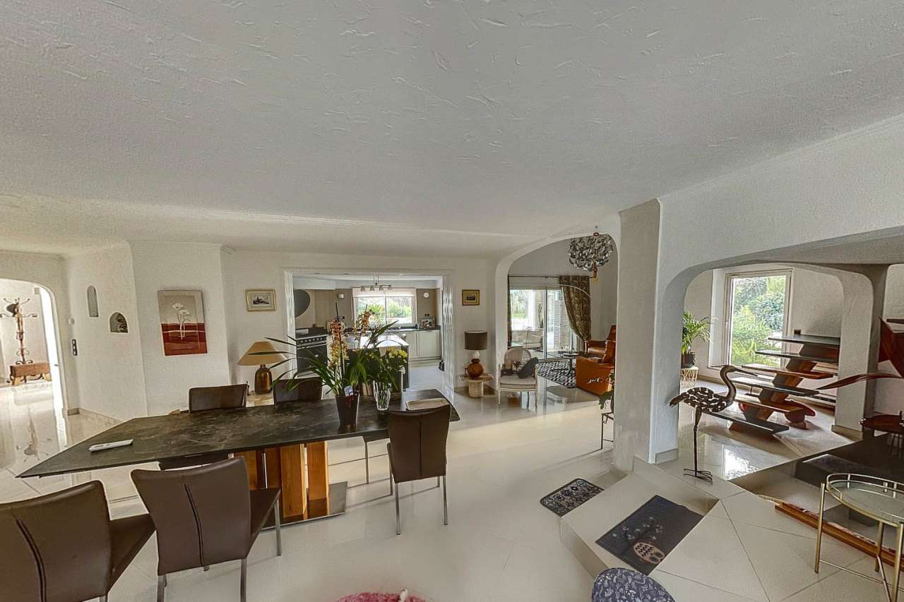 Ideally situated within a highly s ought after and secure area of Puget sur