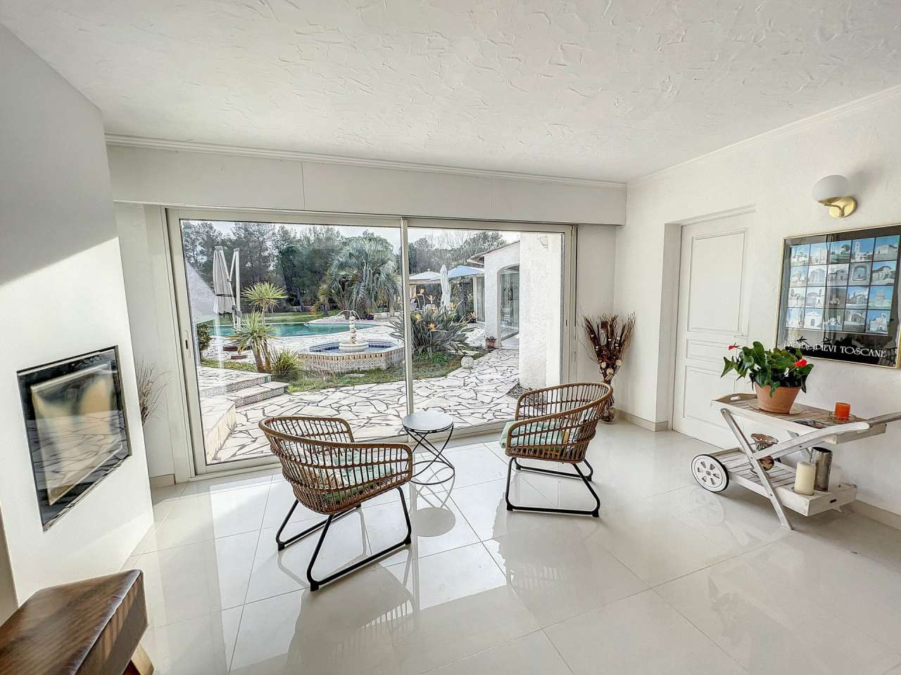 Ideally situated within a highly s ought after and secure area of Puget sur