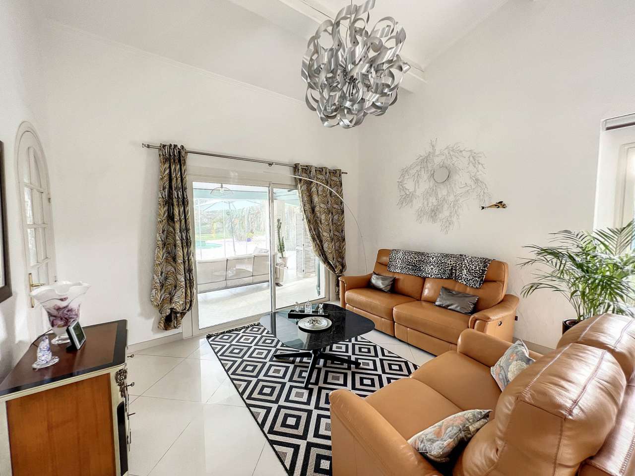 Ideally situated within a highly s ought after and secure area of Puget sur