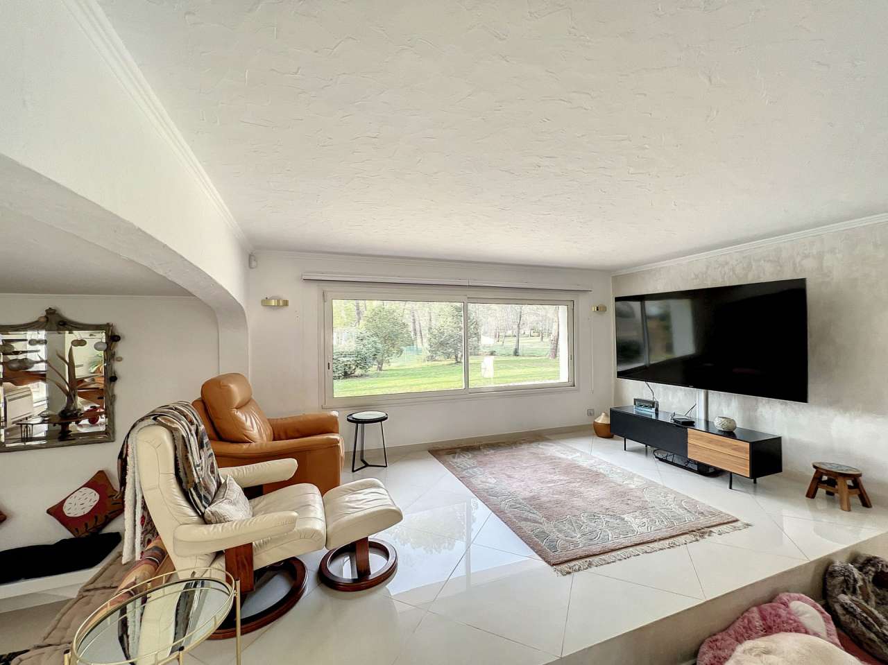 Ideally situated within a highly s ought after and secure area of Puget sur