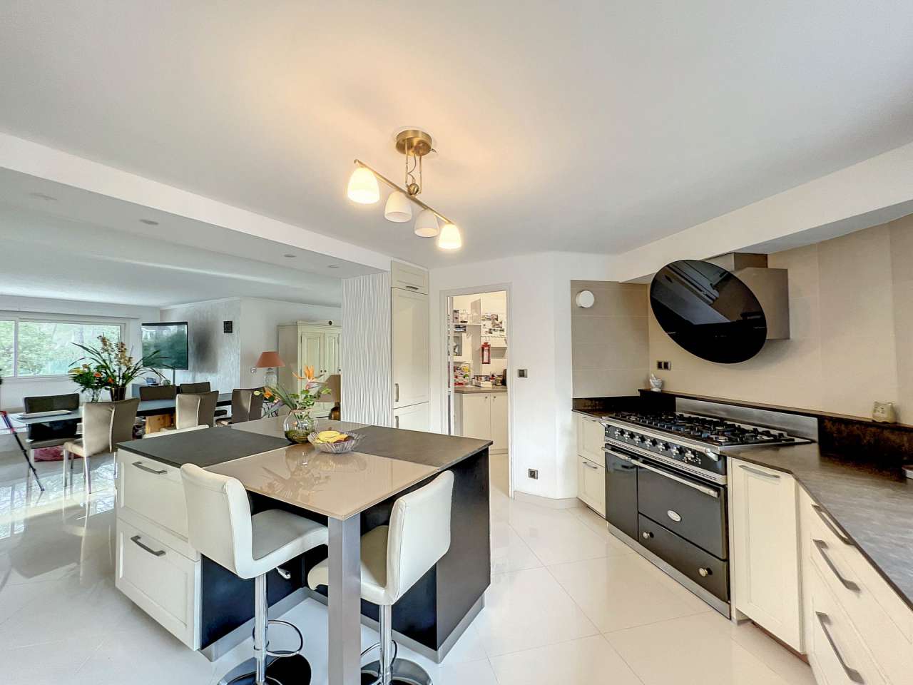 Ideally situated within a highly s ought after and secure area of Puget sur