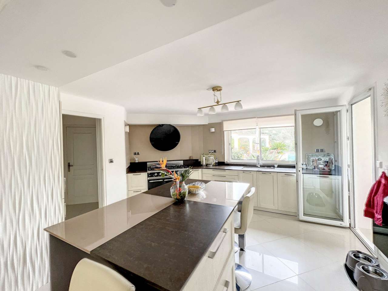 Ideally situated within a highly s ought after and secure area of Puget sur