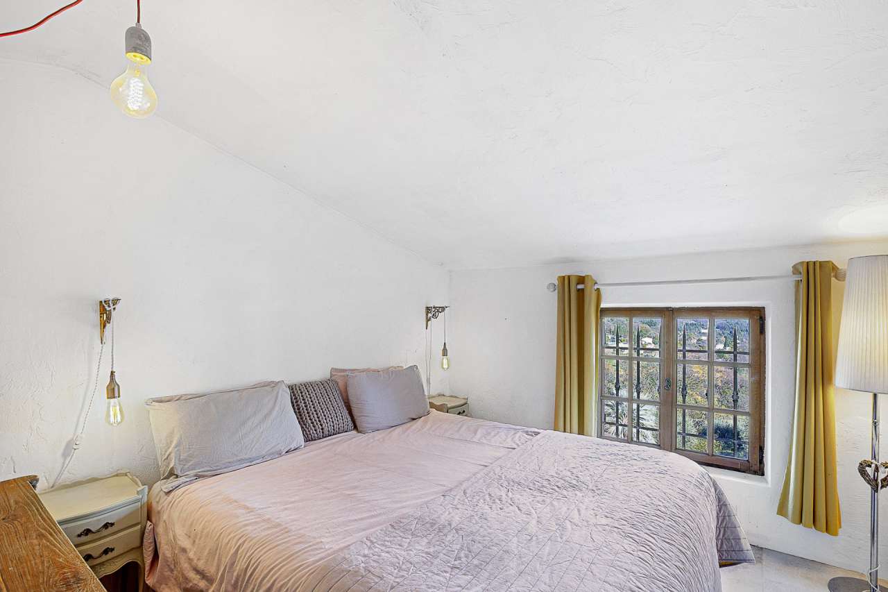 Bright, spacious and immaculately presented 4 bedroom family home , which h