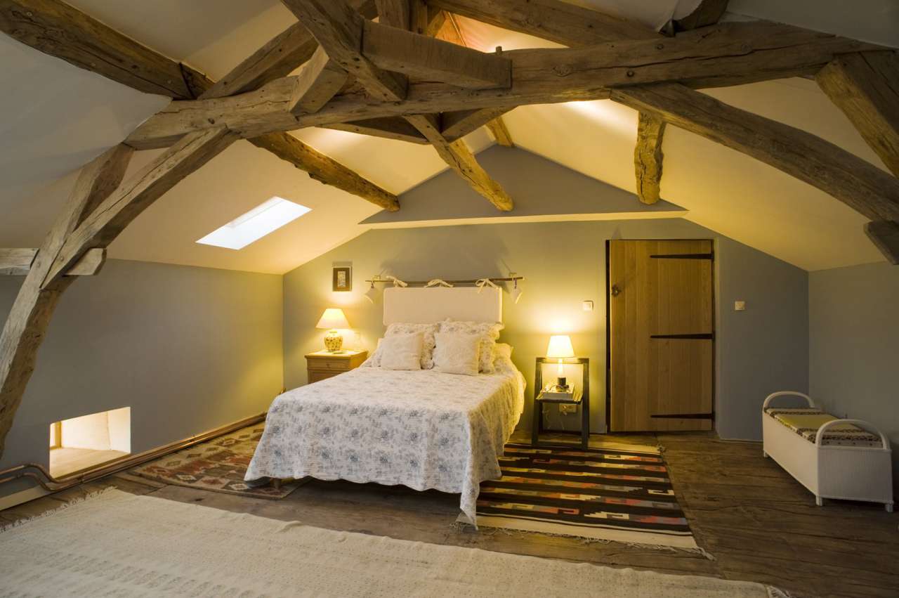 Spacious and immaculately presented 5 bedroom stone built house, ideally si